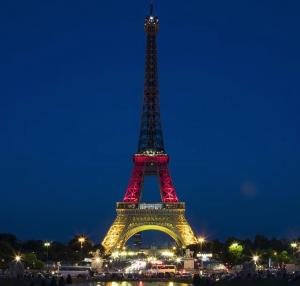 Unser Eiffelturm leuchtet!! Im Gedenken & zur Unterstützung.